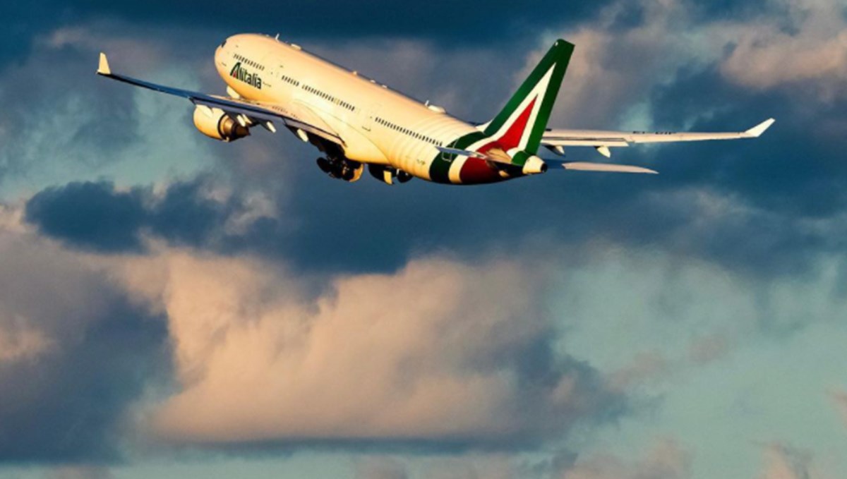 İtalyan havayolu firması Alitalia son uçuşuyla faaliyetlerini noktaladı İtalyan havayolu firması Alitalia son uçuşuyla faaliyetlerini noktaladı