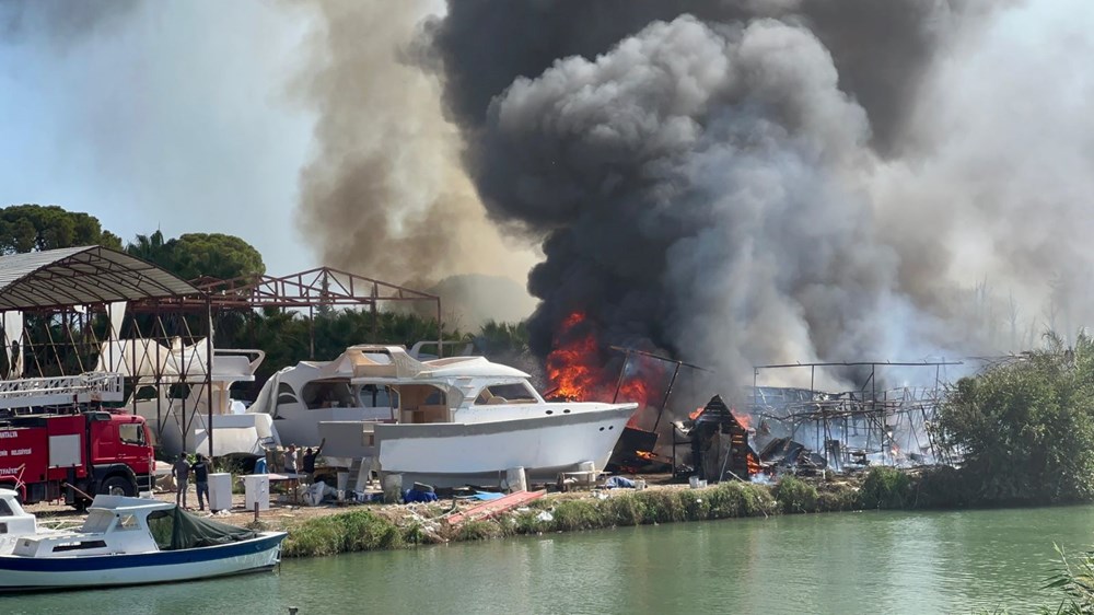 Antalya'da orman yangını | Otluk alanda çıktı teknelere sıçradı - 4