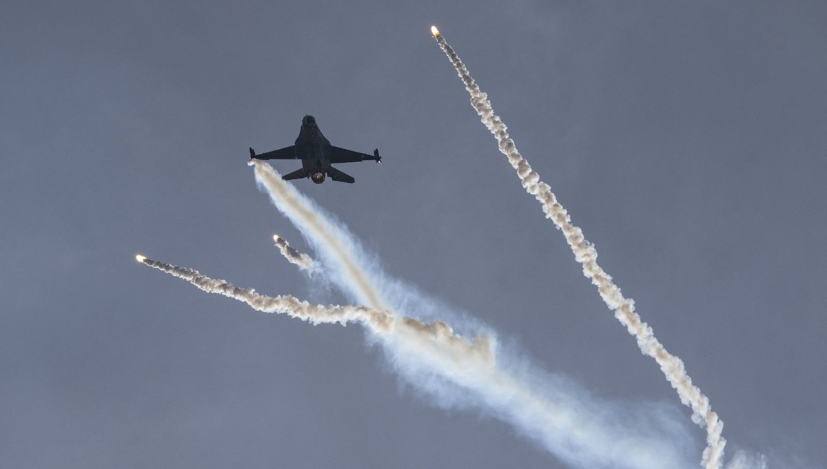 SOLOTÜRK'ten Anıtkabir üzerinde uçuş gösterisi