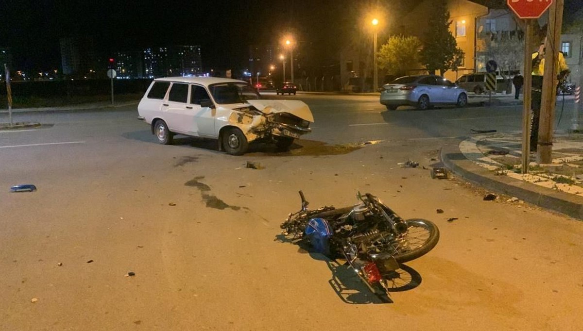 Otomobil ile çarpışan motosiklet sürücüsü öldü