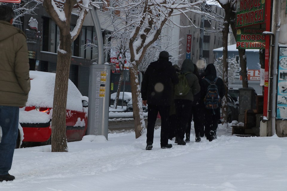 Van’da kar yağışı: 493 yerleşim yeri ulaşıma kapandı - 1