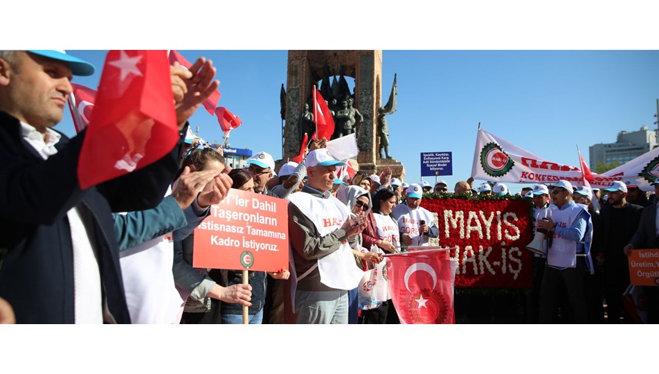 Sendikalar Taksim'deki Cumhuriyet Anıtı'na çelenk bıraktı