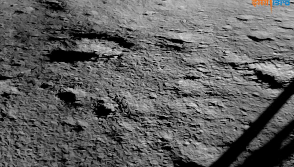 Hindistan'a ait Chandrayaan-3 uzay keşif aracının Ay'daki ilk görüntüleri paylaşıldı