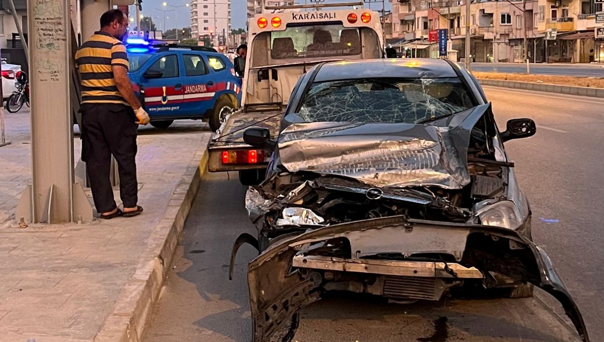 Otomobil üst geçide çarptı: 6 yaralı