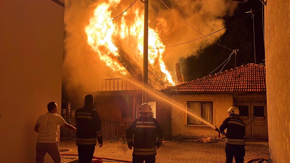 Alevler tellere sıçradı, mahalle elektriksiz kaldı - 1