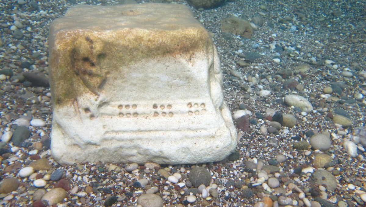 Konyaaltı Sahili açıklarında Roma dönemine ait sütun başı bulundu