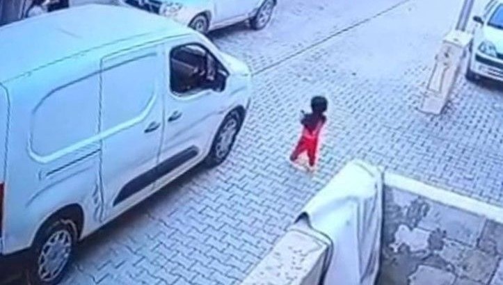 Kargo aracının çarptığı 2 yaşındaki çocuk öldü