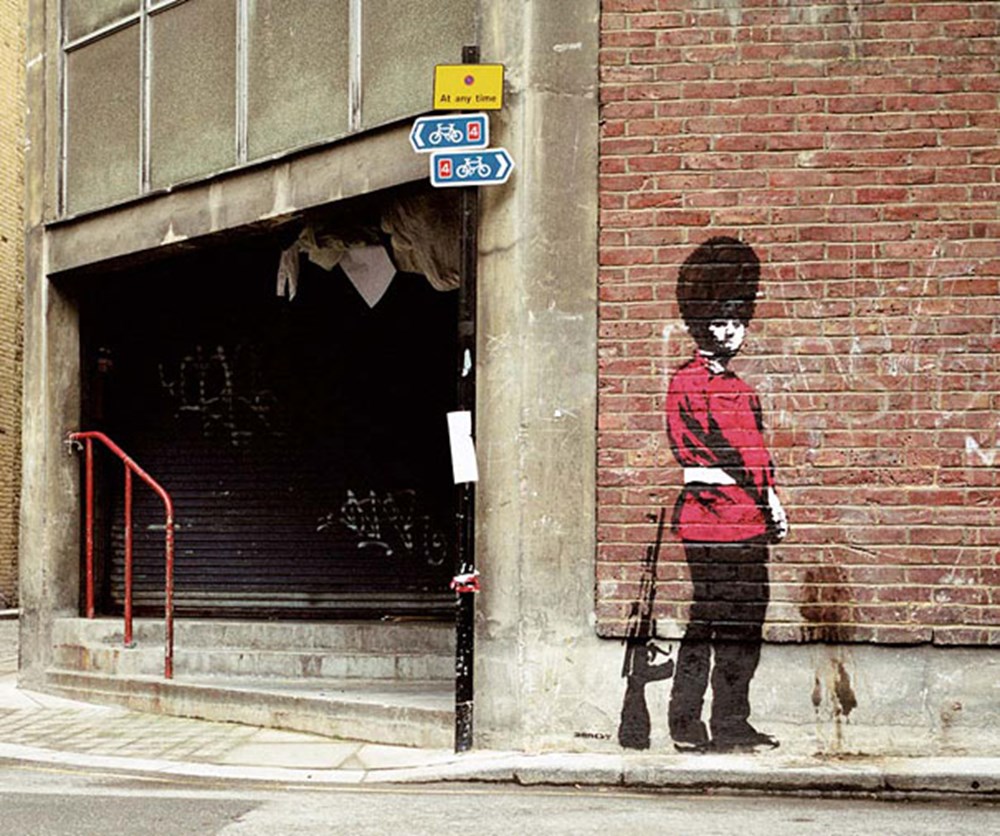 Banksy the british street. Британский художник Бэнкси. Английский художник граффити Бэнкси. Самый известный граффитист Бэнкси. Знаменитый уличный художник Бэнкси.