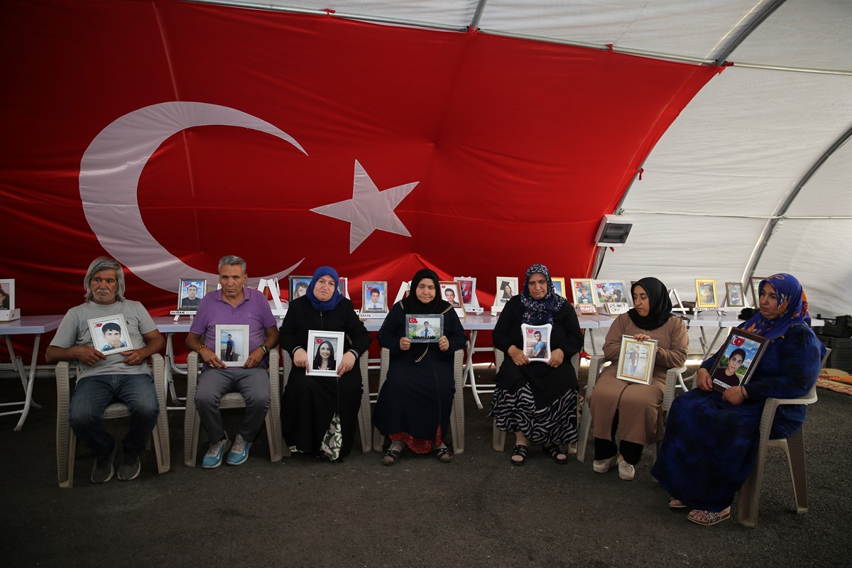 Dağa kaçırılan çocuklarına kavuşma ümidiyle eski HDP il binası önünde oturma eylemi yapan Diyarbakır anneleri, Terörsüz Türkiye sürecinde terör örgütü PKK Dağa kaçırılan çocuklarına kavuşma ümidiyle eski HDP il binası önünde oturma eylemi yapan Diyarbakır anneleri, Terörsüz Türkiye sürecinde terör örgütü PKK