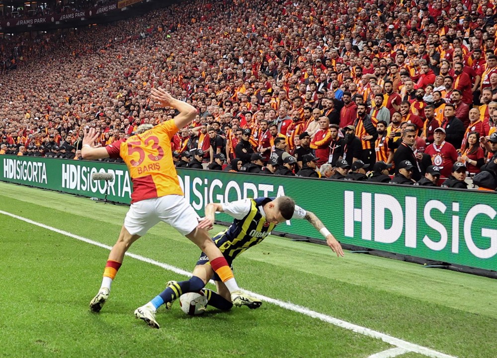 Fenerbahçe, derbide Galatasaray'ı yendi: Süper Lig'de şampiyonluk son haftaya kaldı - 29