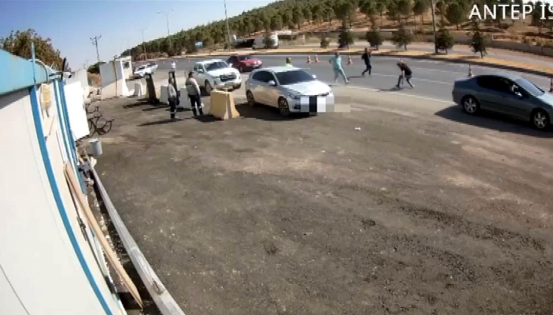 Polise çarpıp kaçan avukatın attığı poşetten uyuşturucu çıktı