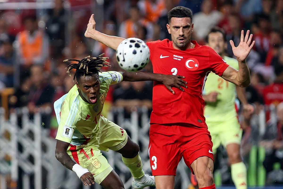 Nico Williams (İspanya) ve Merih Demiral (Türkiye) ikili mücadelede