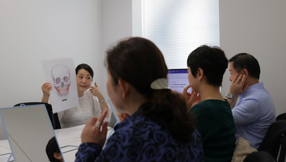 Corona virüs etkisi: Japonya'da gülümsemeyi unutanlar eğitim alıyor Corona virüs etkisi: Japonya'da gülümsemeyi unutanlar eğitim alıyor