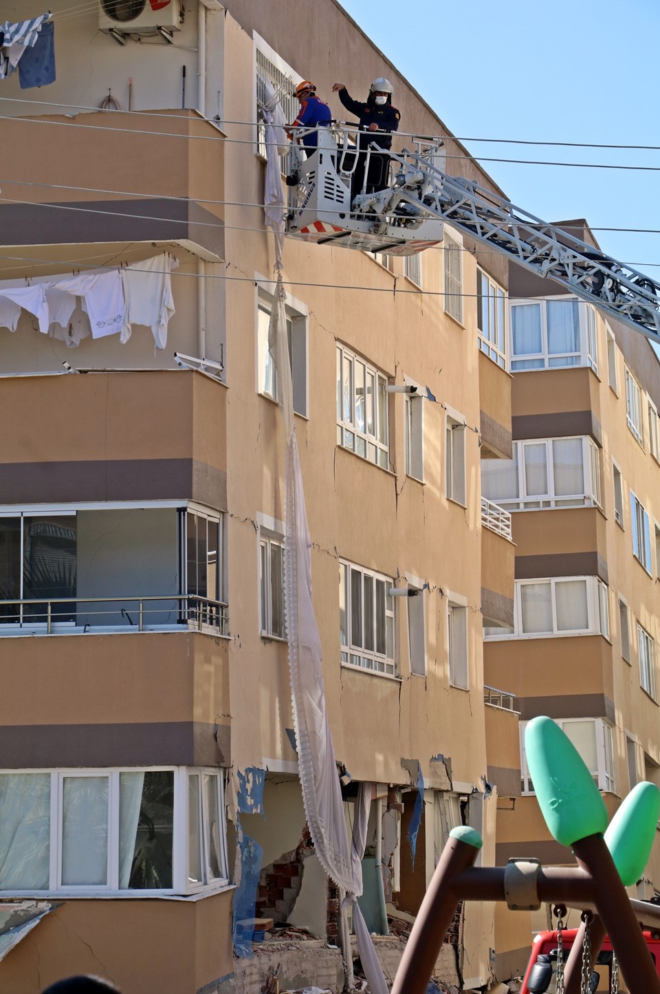 İzmir'de kontrollü yıkım çalışmalarında bir kedi 8’inci kattan aşağıya atladı - 3