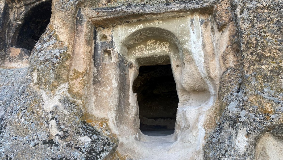 Tarihi bölgenin duvarlarına isim kazınması tepki çekti