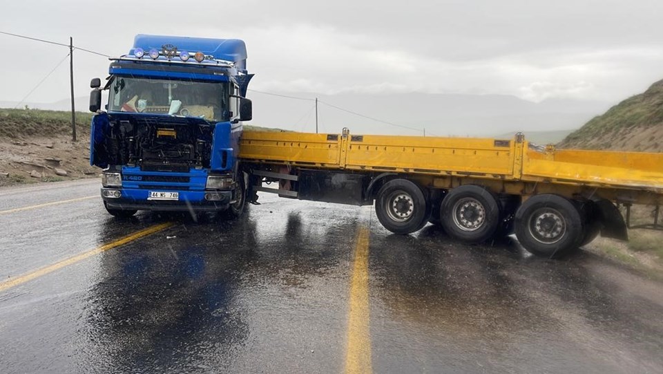 Sivas'ta TIR ve minibüs çarpıştı: 5 ölü, 2 yaralı - 2