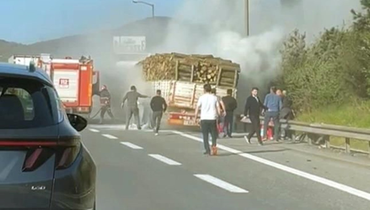 Otoyolda yangın paniği: Ağaç yüklü TIR alev aldı