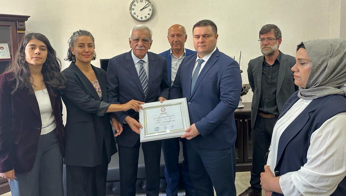 Mardin Büyükşehir Belediye Başkanı Ahmet Türk mazbatasını aldı Mardin Büyükşehir Belediye Başkanı Ahmet Türk mazbatasını aldı