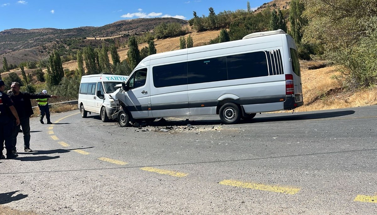 İki minibüs çarpıştı: 13 yaralı