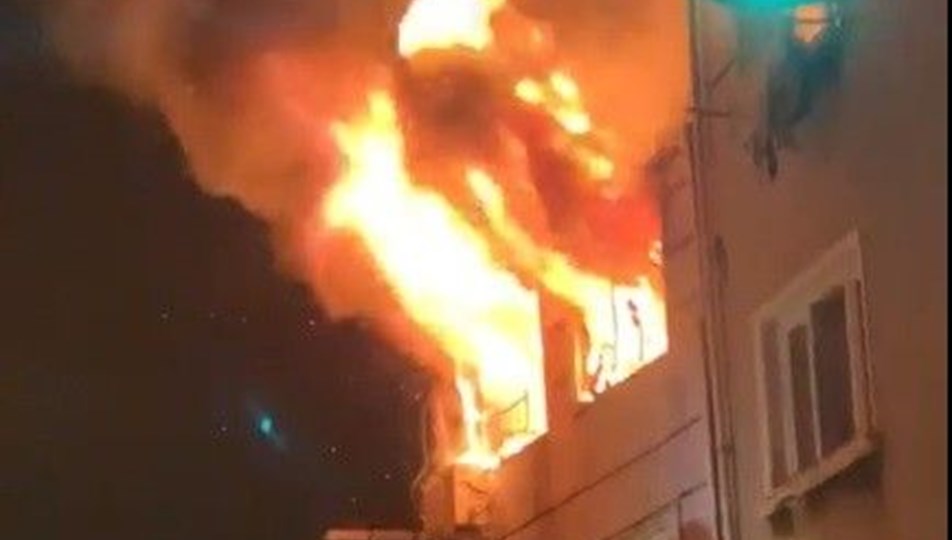 Beyoğlu'nda yabancı uyrukluların kaldığı binada korkutan yangın