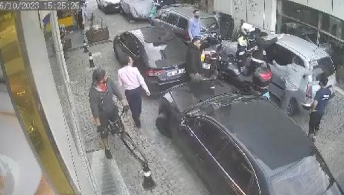 Polisten kaçan motosikletli sürücüden dayak yedi: O anlar kamerada Polisten kaçan motosikletli sürücüden dayak yedi: O anlar kamerada