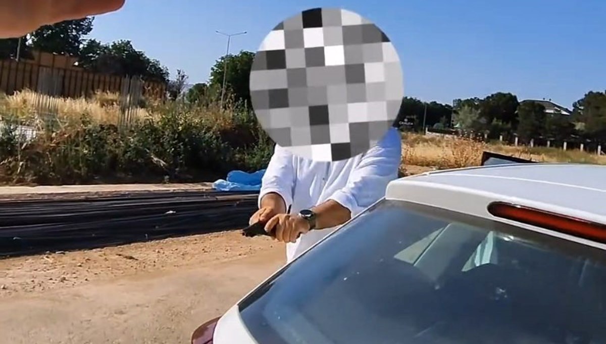 Trafik tartışmasında korku dolu anlar: Aynasını kıran motosikletliye silah çekti Trafik tartışmasında korku dolu anlar: Aynasını kıran motosikletliye silah çekti