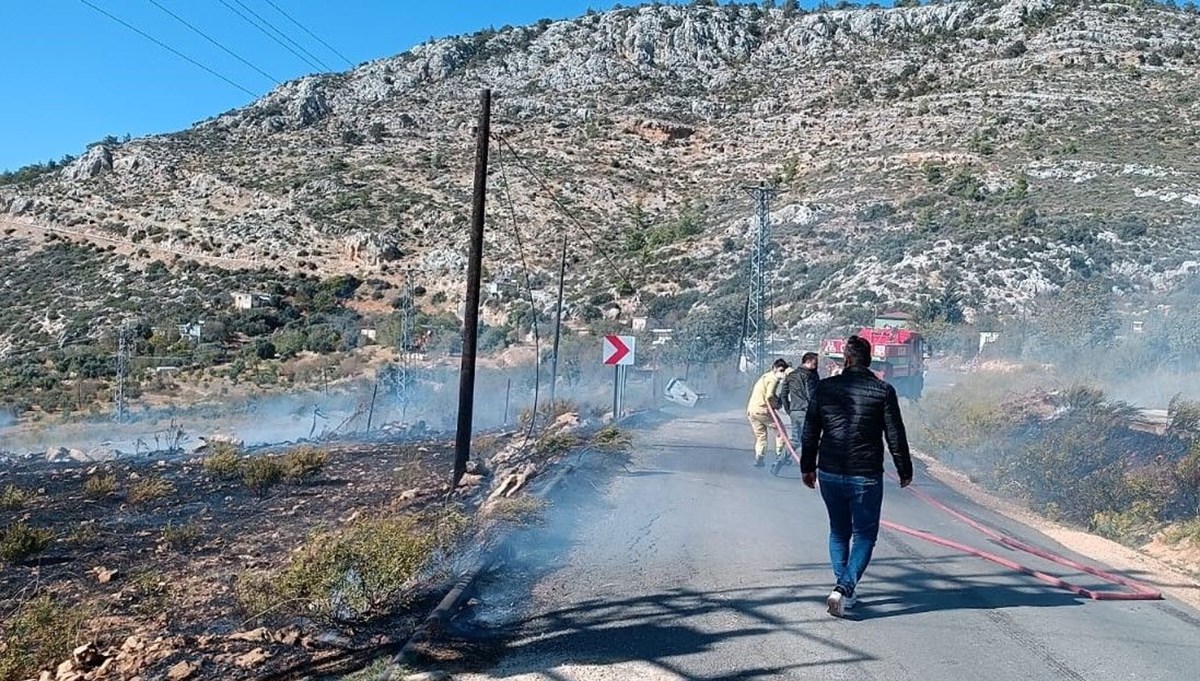 Mersin'de zirai alanda yangın Mersin'de zirai alanda yangın