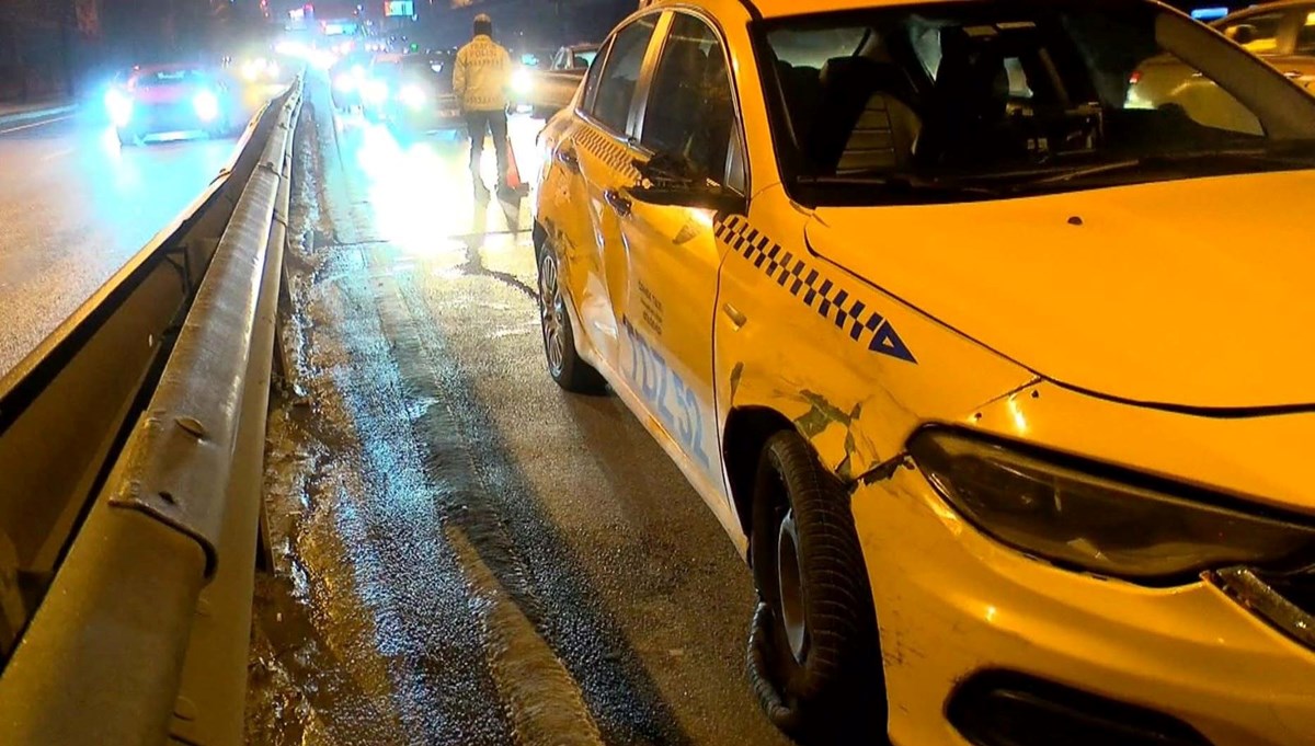Sarıyer'de taksi ile çarpışan motosiklet yandı: 2 yaralı Sarıyer'de taksi ile çarpışan motosiklet yandı: 2 yaralı