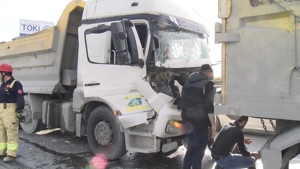 Başakşehir'de hafriyat kamyonları çarpıştı - 1