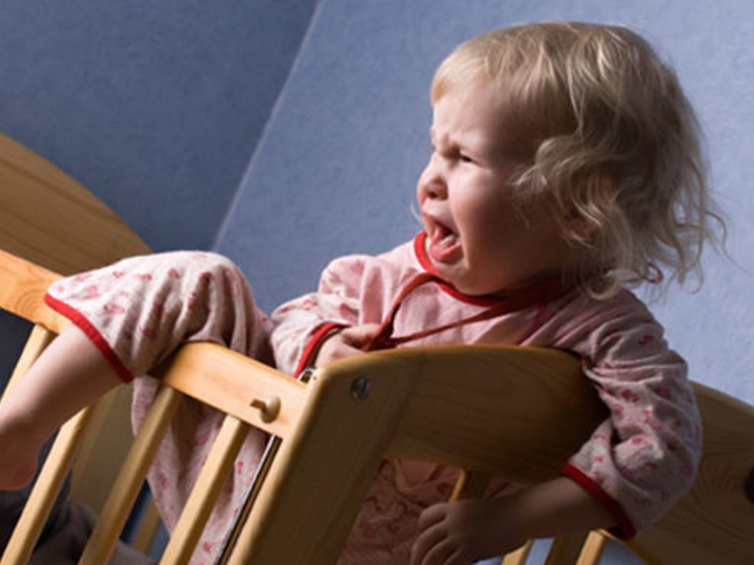 Ребенок проснулся и плачет что делать. Ночные истерики ребенку 2,8 месяца. Причины ночных истерик у ребенка 2 года. Ночные истерики у ребенка 3 лет.