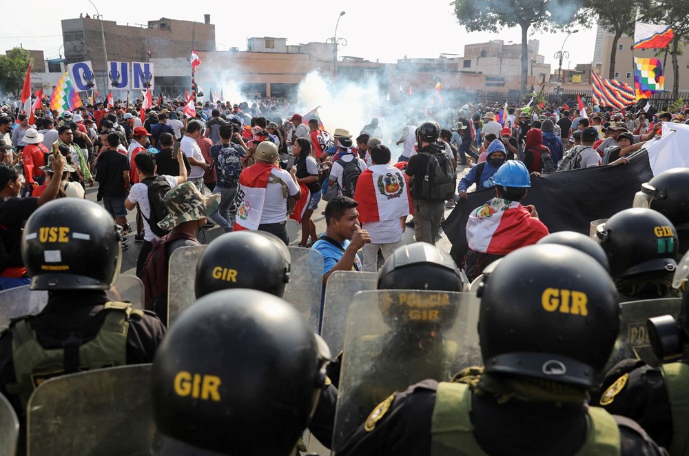 Peru'da protestocular, ülkenin en büyük ikinci havaalanına zorla girmeye çalıştı - 1