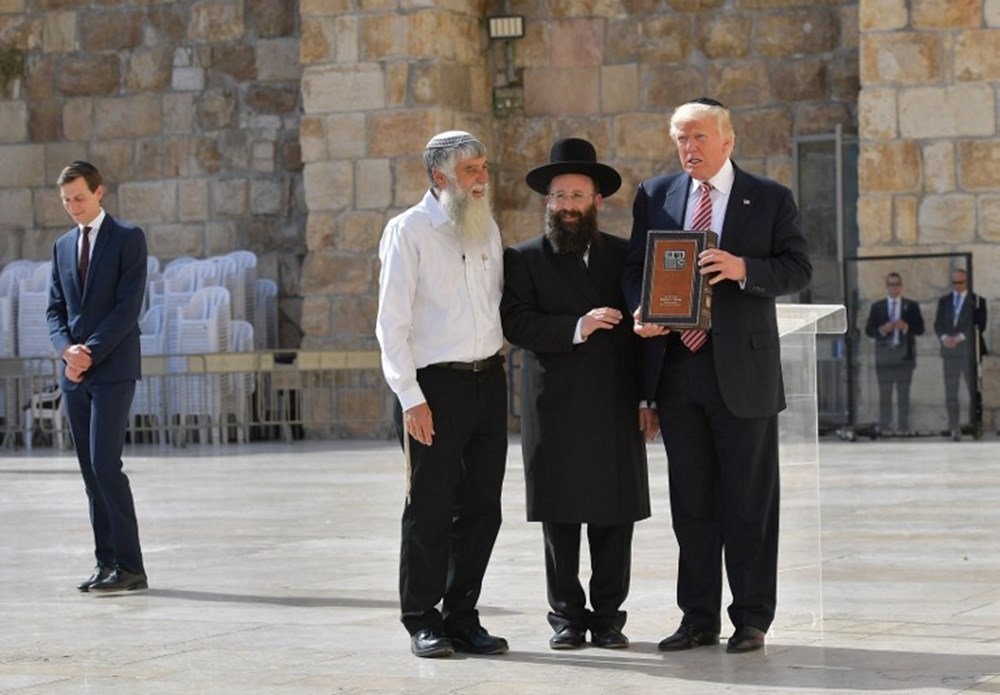 Trump Becomes First U.S. President to Visit Wailing Wall - YouTube