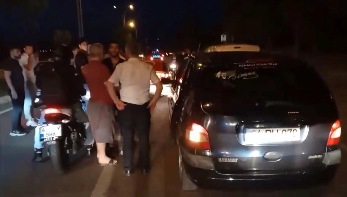 Hastane yolunu trafiğe kapatıp asker eğlencesi yaptılar