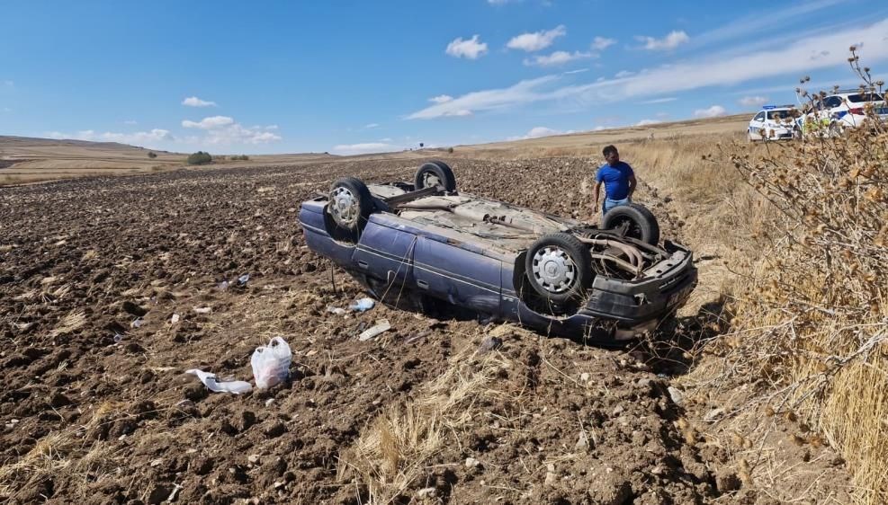Çorum'da otomobil tarlaya devrildi