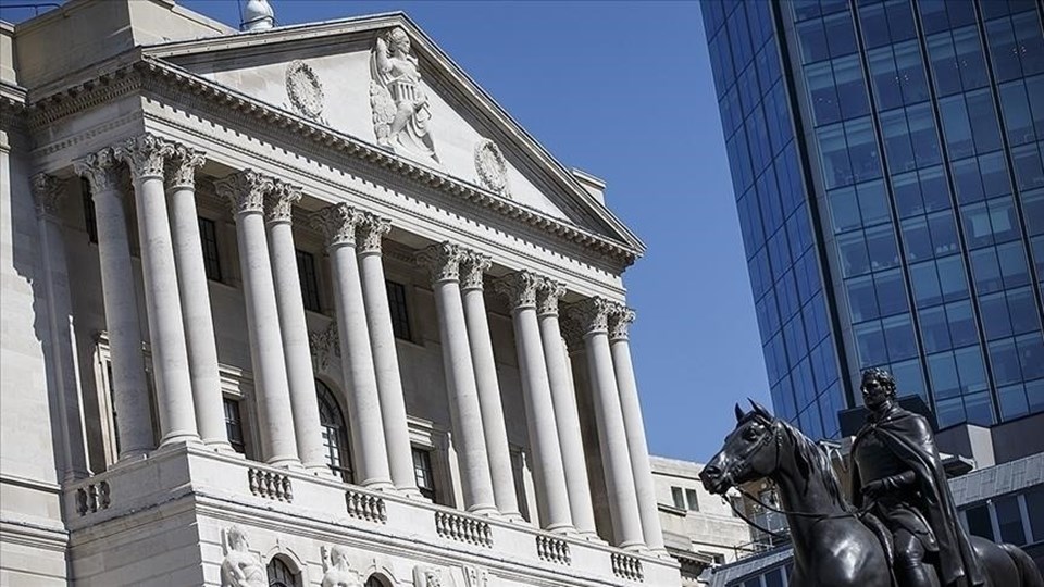 İngiltere Merkez Bankası'ndan 27 yılın en büyük faiz artışı - 1