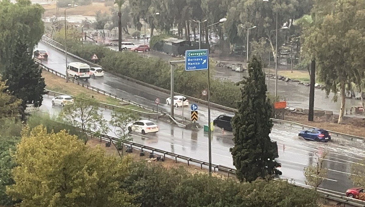 İzmir yeni güne yağmurla başladı