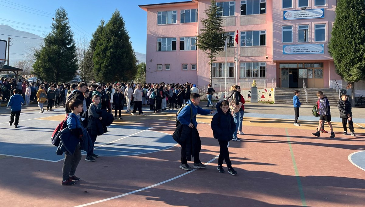 Okulda panik: Kazan dairesi yandı, öğrenciler dışarı çıkarıldı Okulda panik: Kazan dairesi yandı, öğrenciler dışarı çıkarıldı