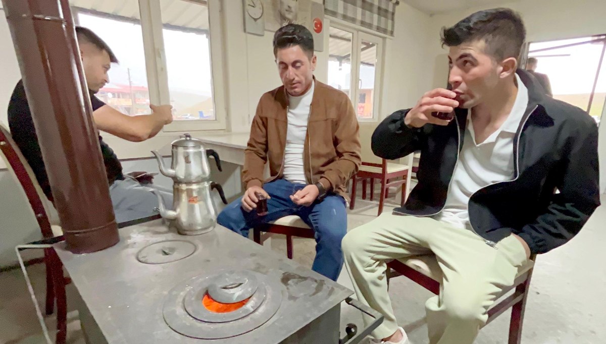 Temmuz ortasında soba yakarak ısınıyorlar: Bir ilde hava sıcaklığı 0 dereceye düşüyor