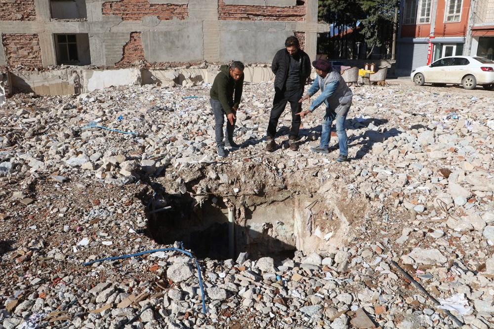 Deprem enkazı kaldırılınca obruk ortaya çıktı - 1