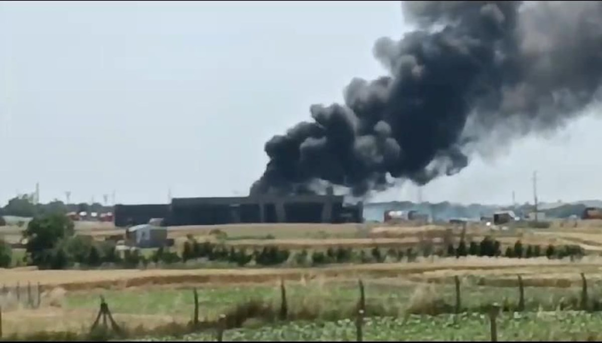 Silivri’de boya fabrikasında yangın: Siyah dumanlar kilometrelerce uzaktan görüldü