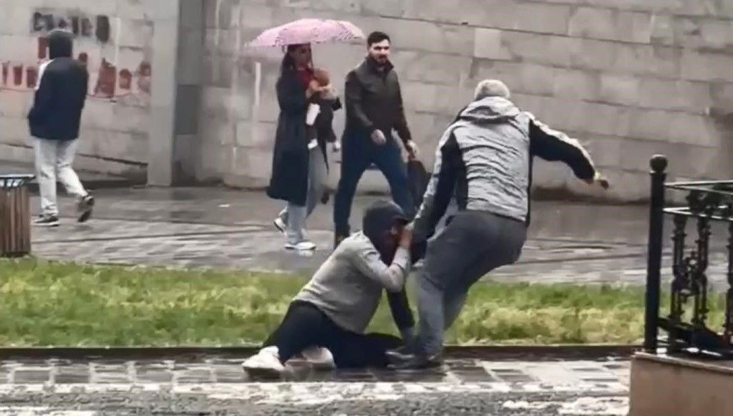 Gaziosmanpaşa'da sokak ortasında kavga