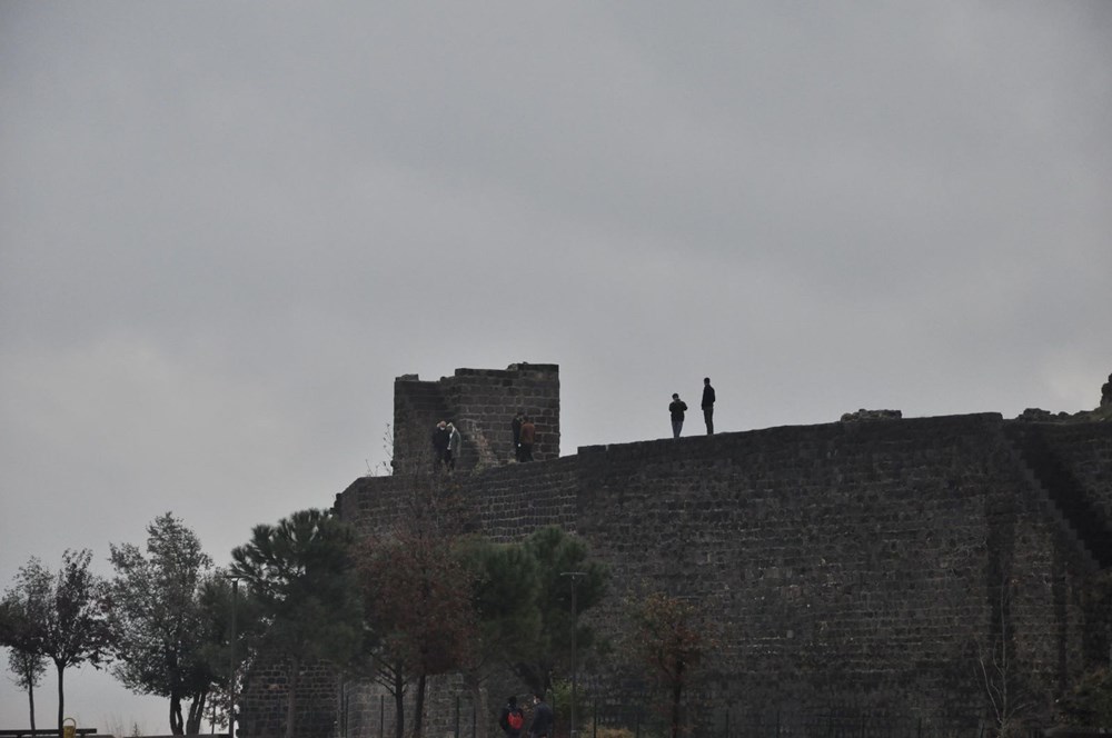 Diyarbakır'da corona virüs ve düşme riskine rağmen surlarda fotoğraf çekiyorlar - 7