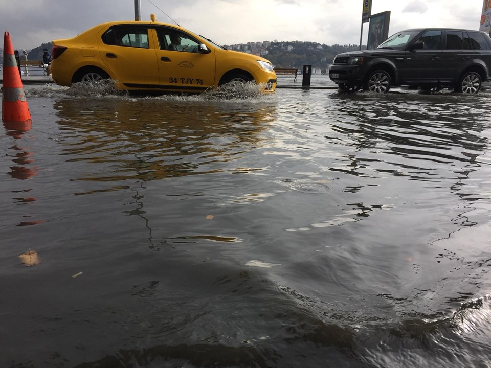 İstanbul'da yağış nedeniyle yol çöktü (Rögar kapağına çarpan aracın hava yastıkları açıldı) - 3