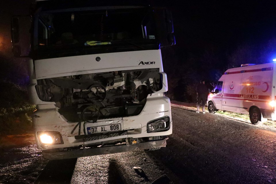 Bolu'da kamyonla otomobil çarpıştı: 3 ölü - 1