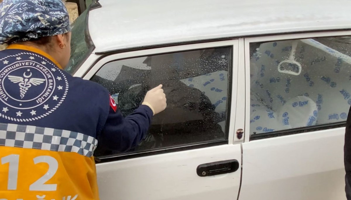Arabada uyuyakalan genci polis güçlükle uyandırdı Arabada uyuyakalan genci polis güçlükle uyandırdı