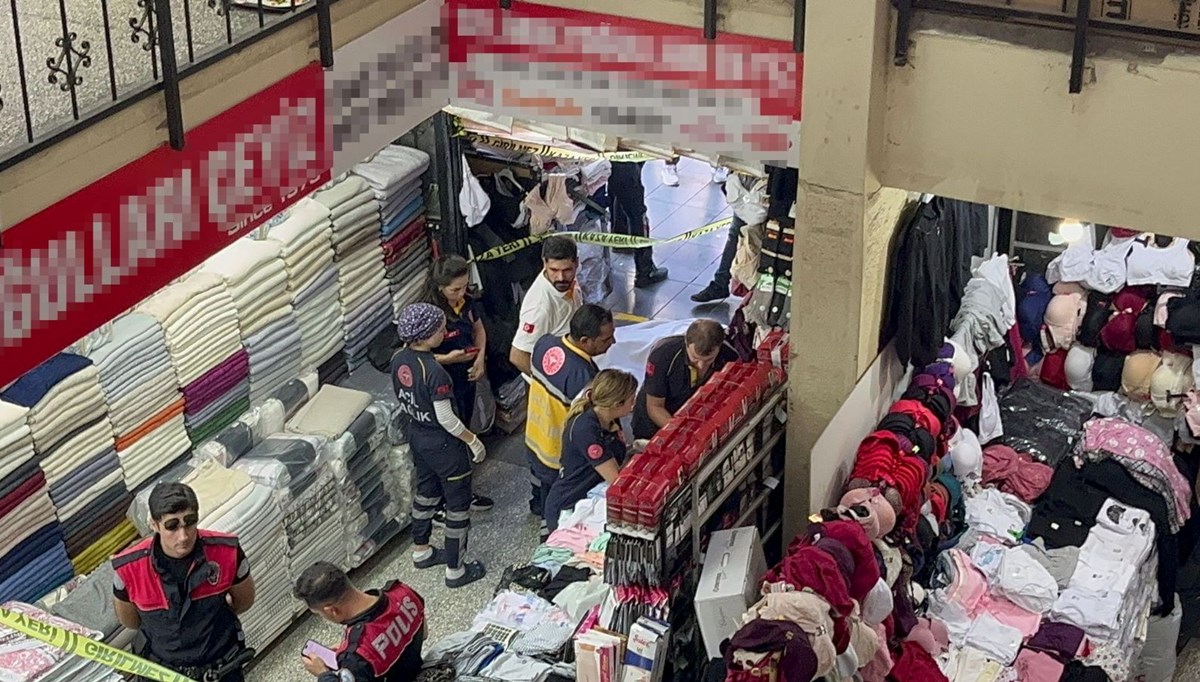 Sokak ortasında eşini katledip intihar etti Sokak ortasında eşini katledip intihar etti