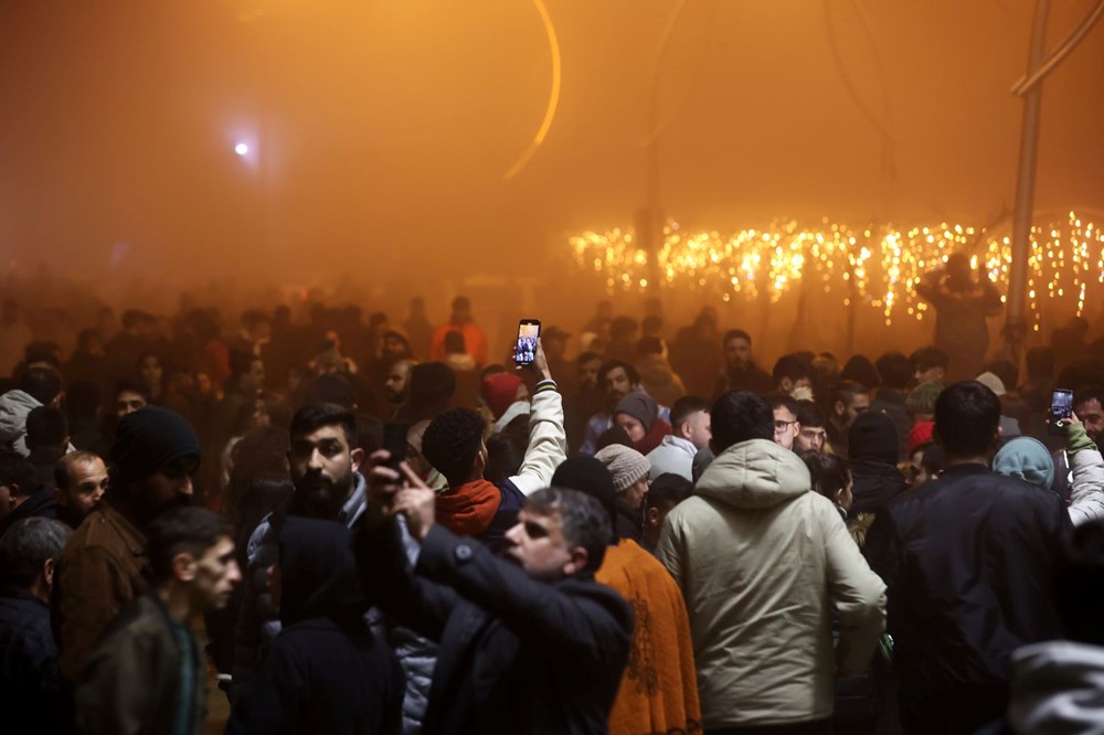 Depremzedeler 6 Şubat'ın yıl dönümünde geceyi sokaklarda geçirdi - 8