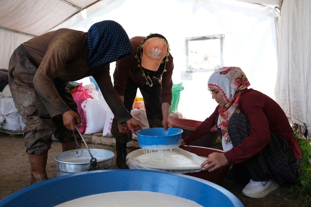 3 bin rakımdan sofralara geliyor: Mesaisi gün doğmadan başlayıp, gece yarısına kadar sürüyor - 3