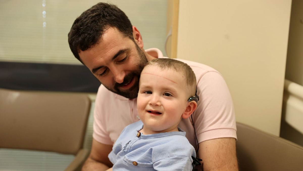 2,5 yaşındaki çocuk ilk kez duymaya başlayınca ağladı