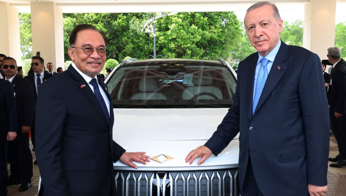 Cumhurbaşkanı Erdoğan'dan Enver İbrahim'e Togg hediyesi Cumhurbaşkanı Erdoğan'dan Enver İbrahim'e Togg hediyesi